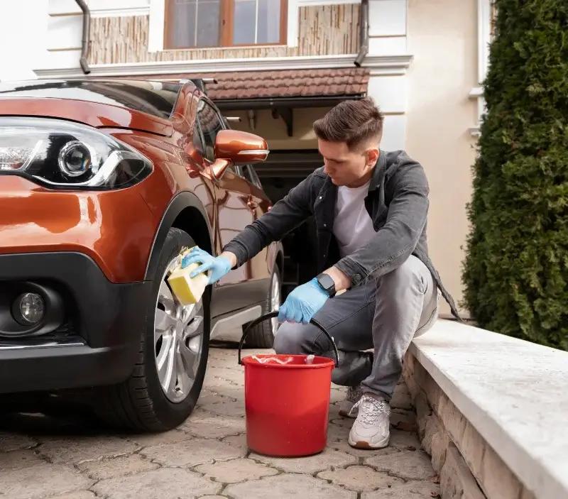 Lavage auto à domicile Larnod : professionnel intervenant sur un véhicule